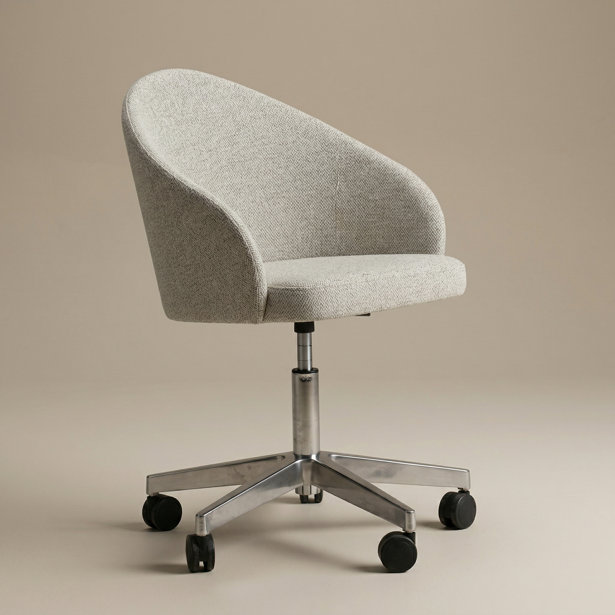 LE010, studio product photograph